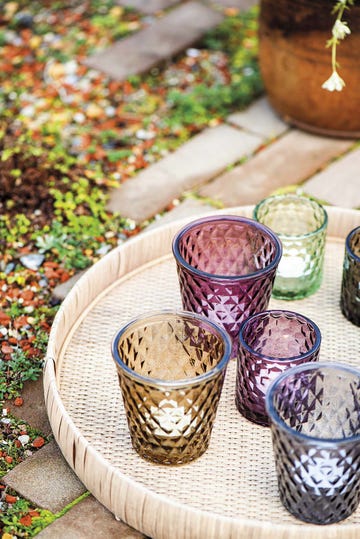 comer en el jardín vasos de colores y bandeja de fibra