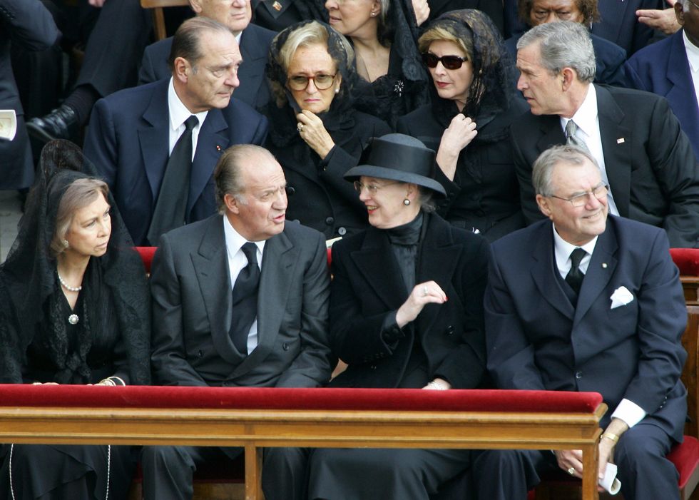 (first row froml) king juan carlos and q