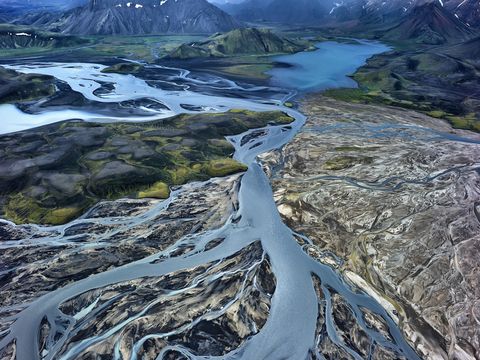 NATIONALE PARK VATNAJKULL IJSLANDDit majestueuze nationale park omvat tien hoofdvulkanen en beslaat bijna veertien procent van het oppervlak van IJsland Bezoekers kunnen de geologische wonderen van het park verkennen tijdens gletsjerwandelingen op rondleidingen langs ijsgrotten en met ritjes in een jeep