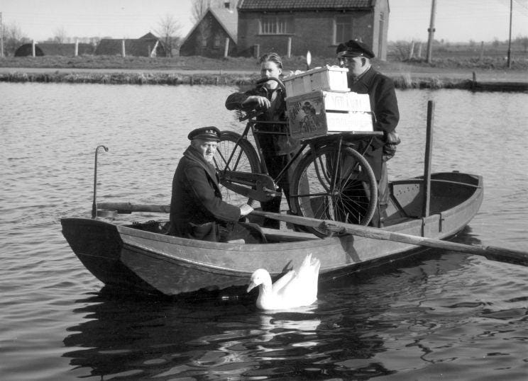 een veerman met roeiboot