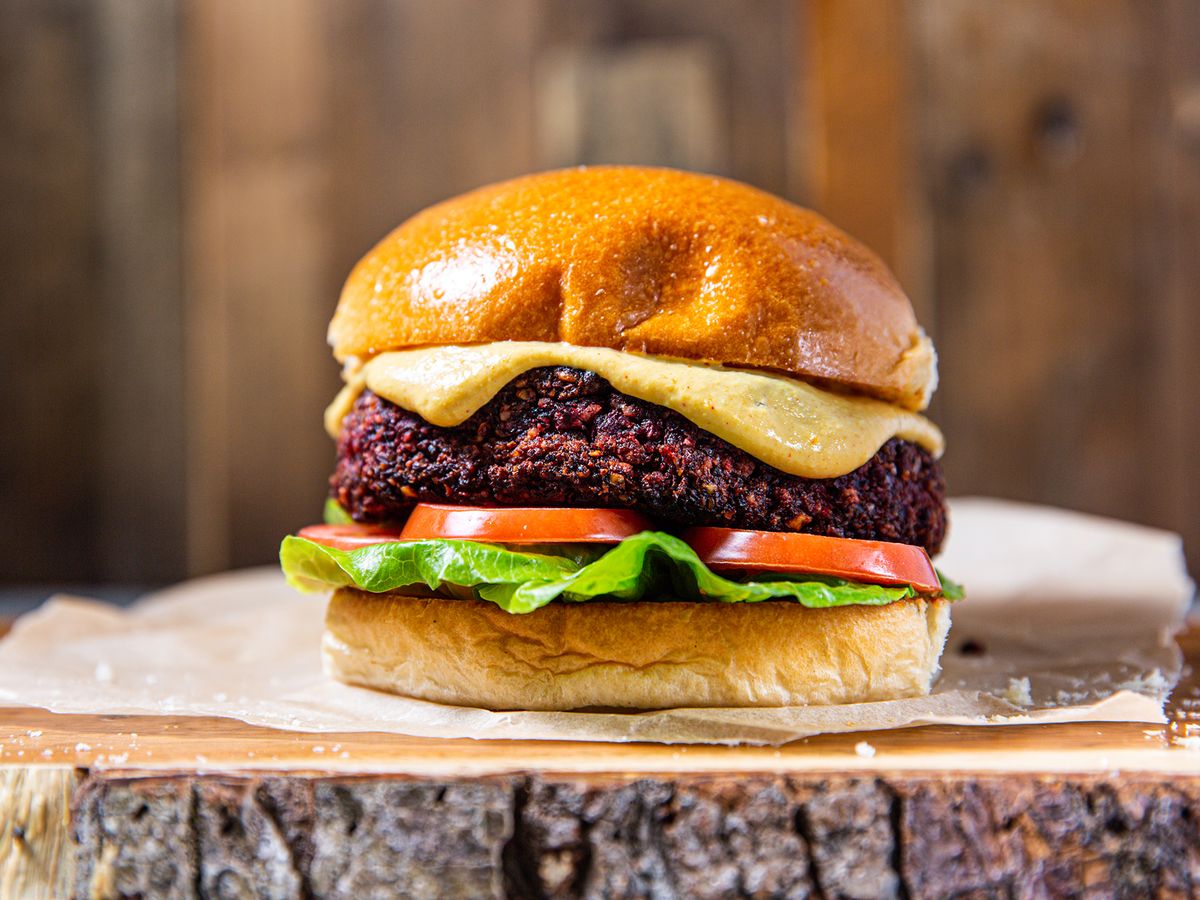 kussen Idioot gevogelte Vegan Burger Recipe - Vegan Beetroot Burger With "Cheese" Sauce