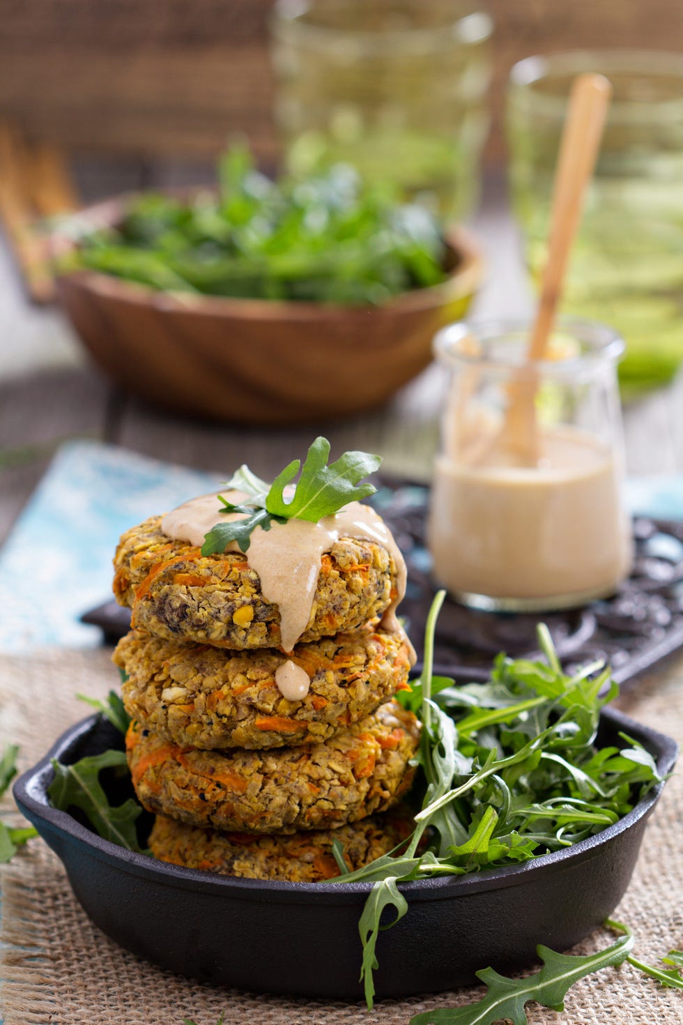 hamburguesa de garbanzos y ensalada