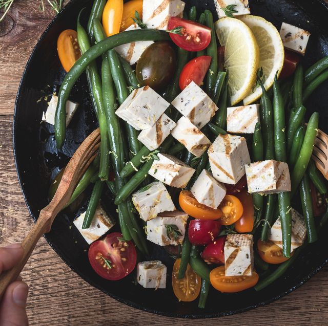 vegan meal, cooking green beans salad with grilled tofu