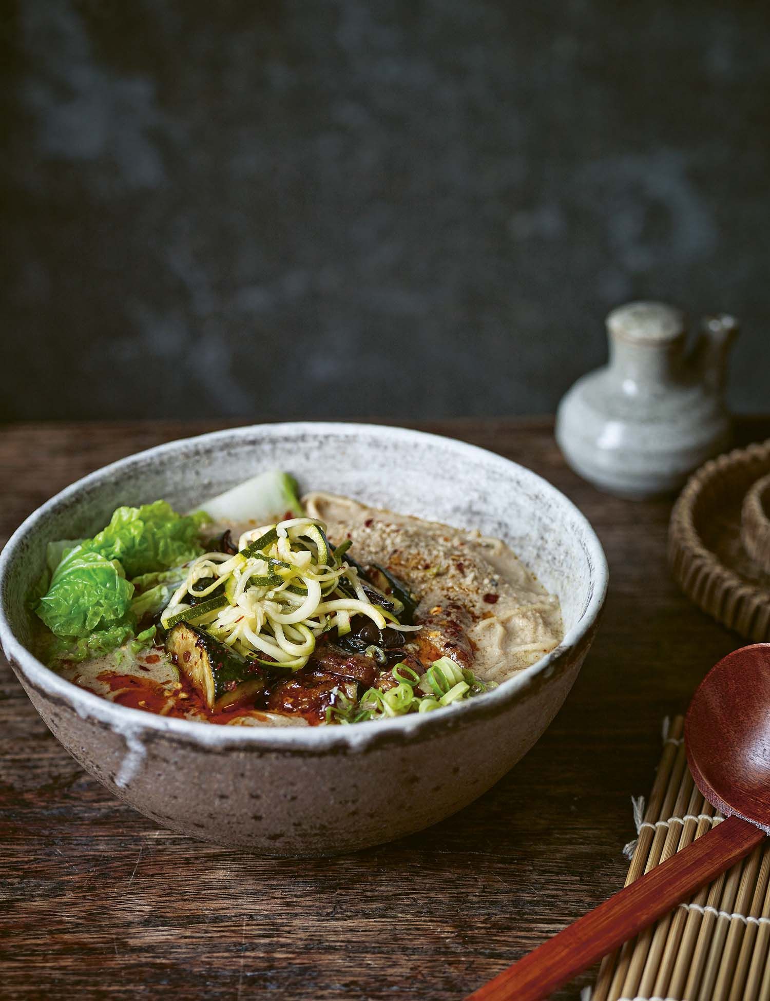 Pittige vegan ramen met sesam, aubergine en courgette