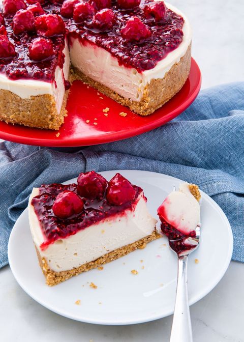 vegan cheesecake with raspberry sauce