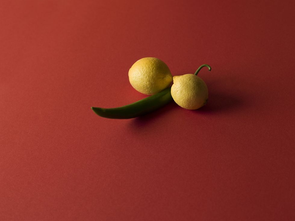 fruta dispuesta en forma de pene
