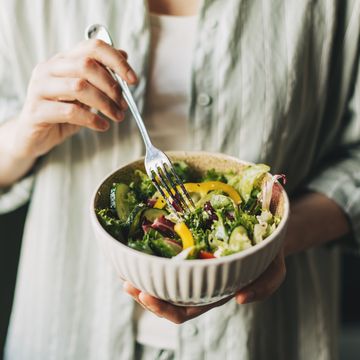 vrouw eet een salade omdat ze meedoet aan veganuary