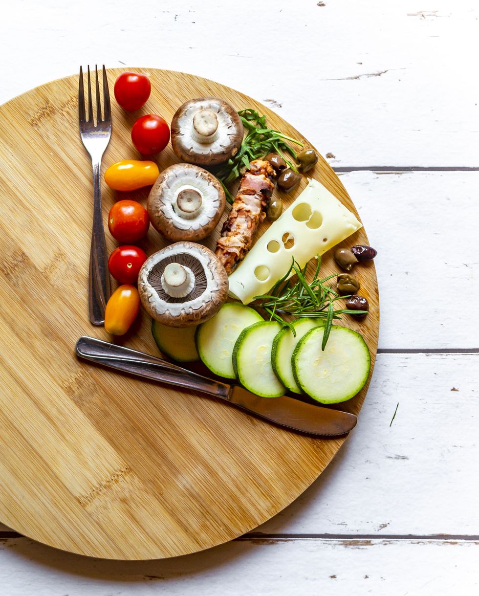vegetables on round chopping board, symbol for intermittent fasting