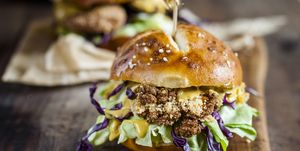 Vegetarian Burger with fried cauliflower, lettuce and curry sauce