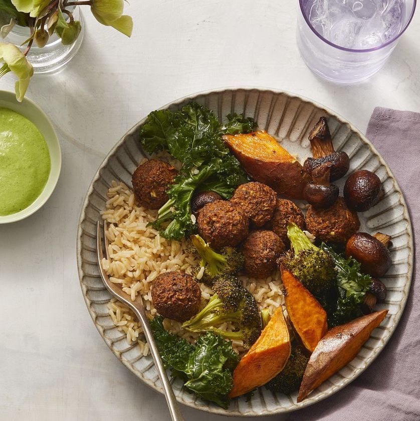 ide makan malam vegan mangkuk falafel brokoli miju-miju mudah dengan ramuan jalapeño tahini