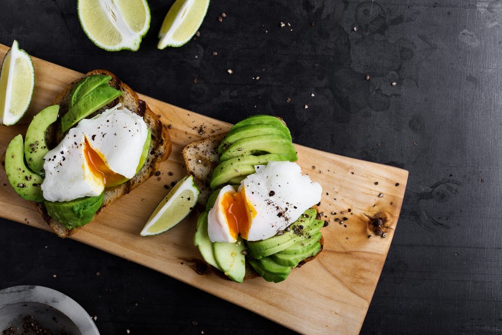 Tostadas con huevo poché y aguacate.