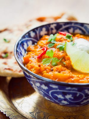 vegetarische indiase curry met spinazie en bananenbloesem