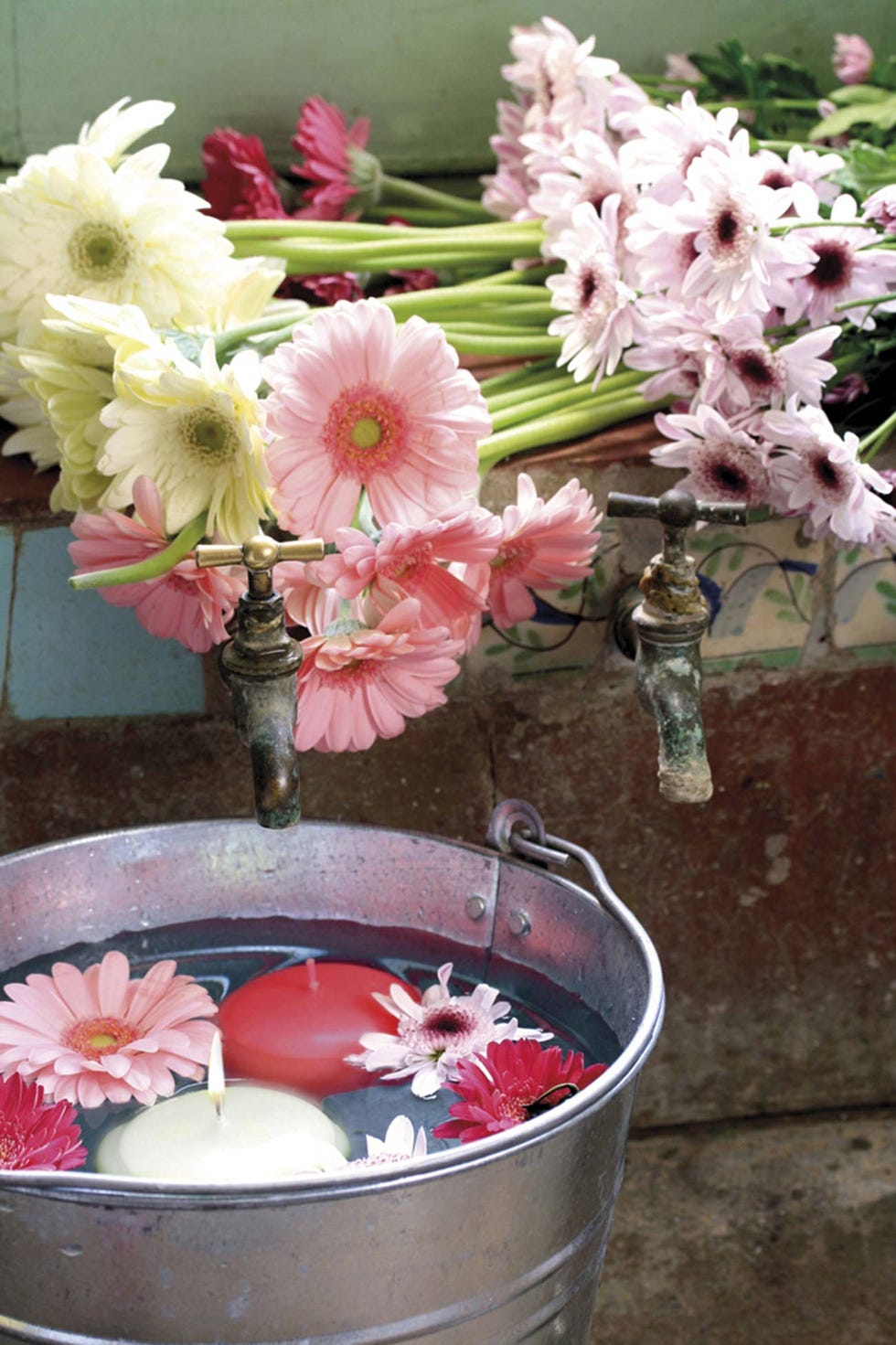 decora con velas y flores