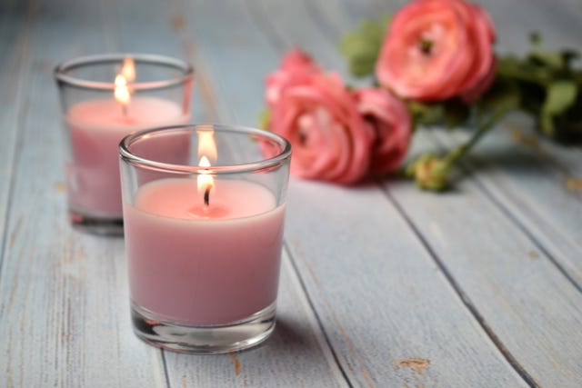 velas aromáticas y flores