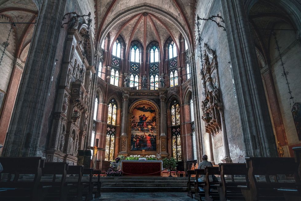 In de Basilica di Santa Maria Gloriosa dei Frari zijn prachtige meesterwerken te bewonderen waaronder altaarstukken schilderijen en een triptiek van Giovanni Bellini naar wie ook de bekende cocktail is vernoemd