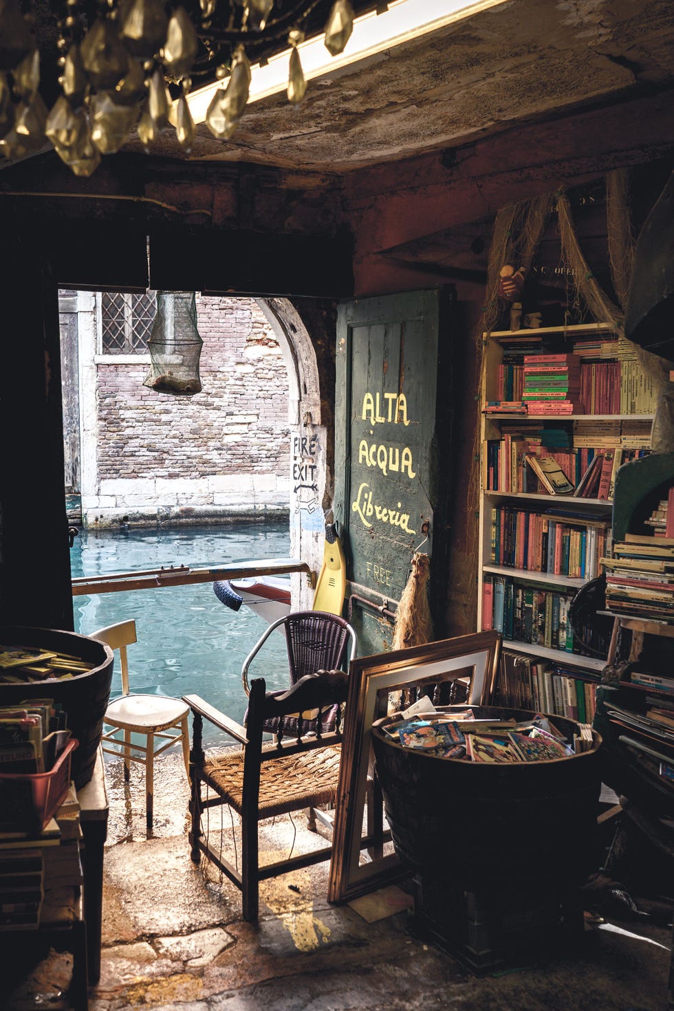 Neem de tijd om de Libreria Acqua Alta of Hoogwaterboekhandel te verkennen waar de boeken in tonnen en badkuipen zijn opgestapeld om ze tegen periodieke overstromingen te beschermen