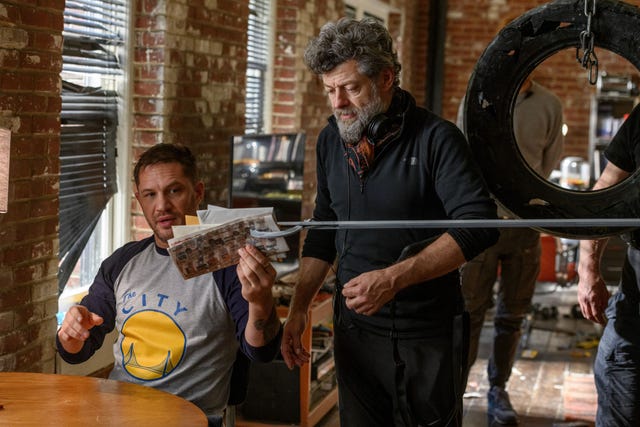 el actor tom hardy y el director andy serkis durante el rodaje de venom habrá matanza