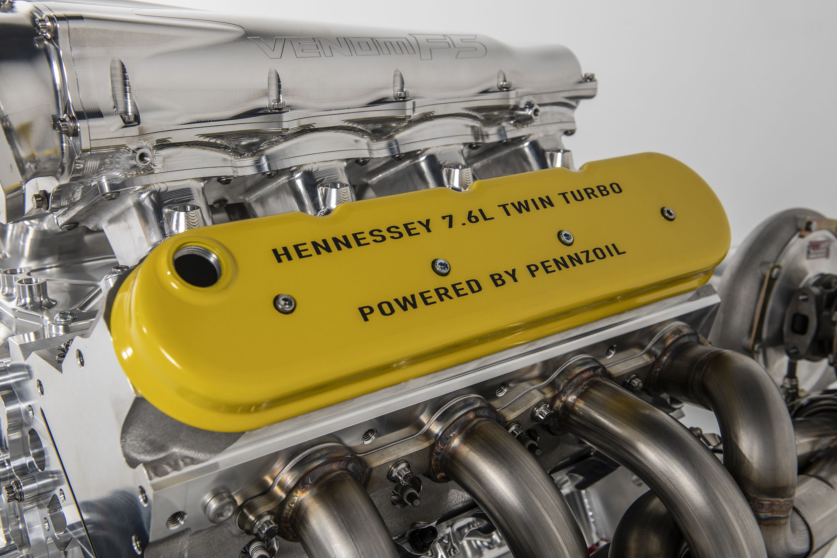5 сильные моторы. Hennessey Venom f5 двигатель. Hennessey Venom двигатель. Hennessey Twin Turbo v1600. Двигатель 8 литров.