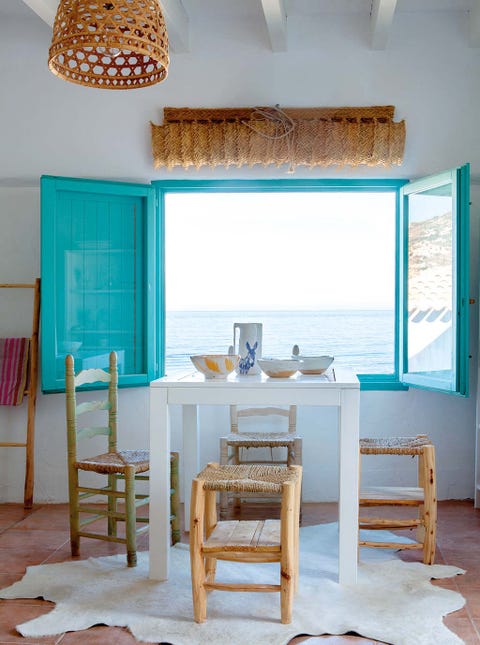 Comedor con vistas al mar: estor de esparto Comedor con vistas al mar: estor de esparto