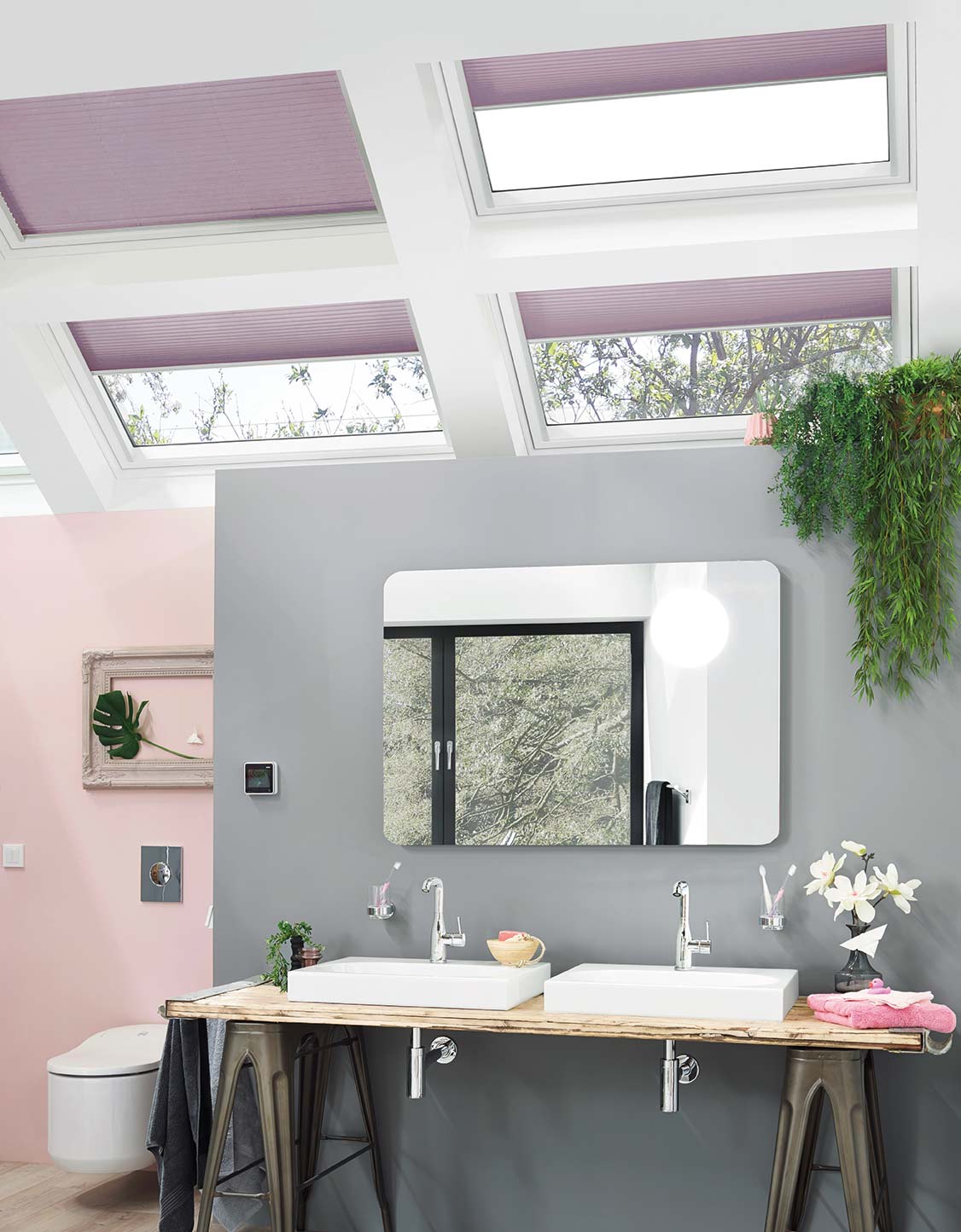 cuarto de baño abuhardillado con ventanas de techo