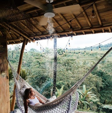 ventilador de techo de madera con aspersor, de sulion, en ambiente de terraza boho