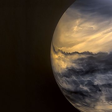 In deze opname van Venus gemaakt met een infraroodcamera aan boord van de Japanse sondeAkatsuki is te zien hoe donkere wolken op grote hoogte het zicht op een helderder wolkendek op lagere hoogte blokkeren De waarneming van fosfine in gasvorm in wolken op gematigde hoogten rond de evenaar waar de omstandigheden niet extreem zijn roept bij wetenschappers de vraag op of het om een teken van leven zou kunnen gaan