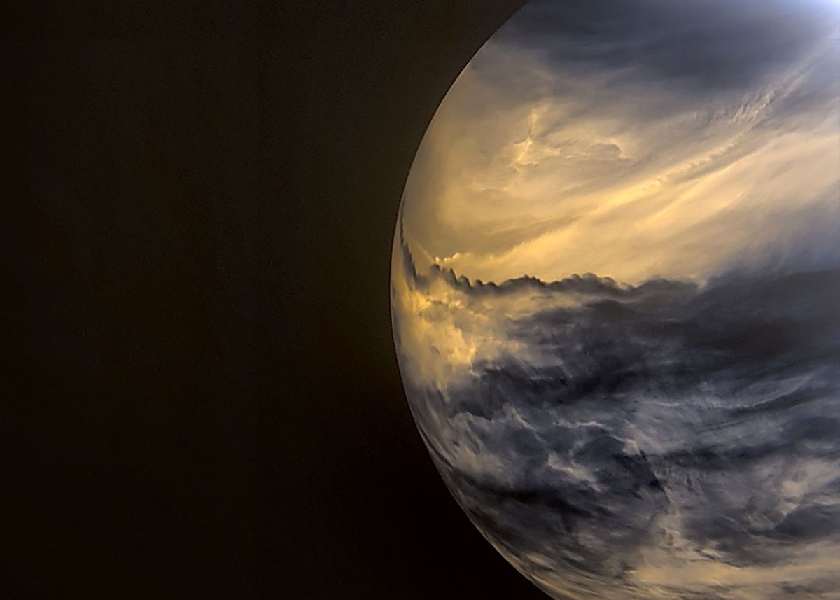In deze opname van Venus gemaakt met een infraroodcamera aan boord van de Japanse sondeAkatsuki is te zien hoe donkere wolken op grote hoogte het zicht op een helderder wolkendek op lagere hoogte blokkeren De waarneming van fosfine in gasvorm in wolken op gematigde hoogten rond de evenaar waar de omstandigheden niet extreem zijn roept bij wetenschappers de vraag op of het om een teken van leven zou kunnen gaan
