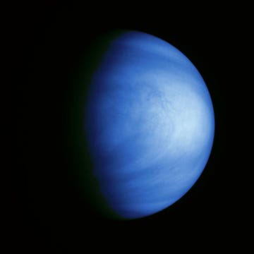 https://www.nationalgeographic.com/content/dam/science/2020/10/22/venus/venus_pia00111_hires.jpg Deze met valse kleuren verrijkte opname van Venus werd op 14 februari 1990 op een afstand van 27 miljoen kilometer gemaakt door de ruimtesonde Galileo Aan de foto is een blauwige waas toegevoegd om subtiele schakeringen in de wolkenpartijen te benadrukken