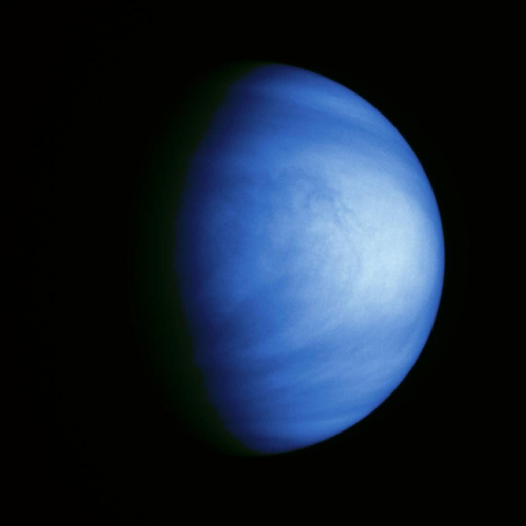 Deze met valse kleuren verrijkte opname van Venus werd op 14 februari 1990 op een afstand van 27 miljoen kilometer gemaakt door de ruimtesonde Galileo Aan de foto is een blauwige waas toegevoegd om subtiele schakeringen in de wolkenpartijen te benadrukken