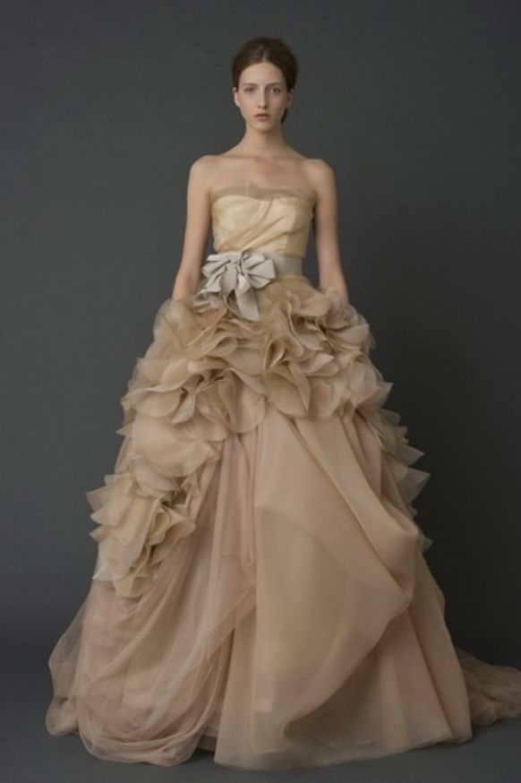 ヴェラ・ウォン　オートのベージュのカラードレスを着たモデルの写真。