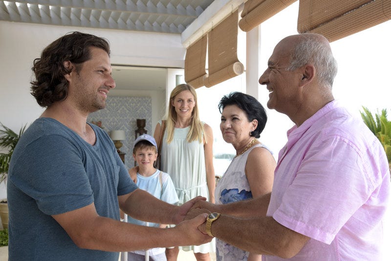 Annika Blendl y Adam Bousdoukosk en la pelicula Verano en Chipre (Ein Sommer auf Zypern)