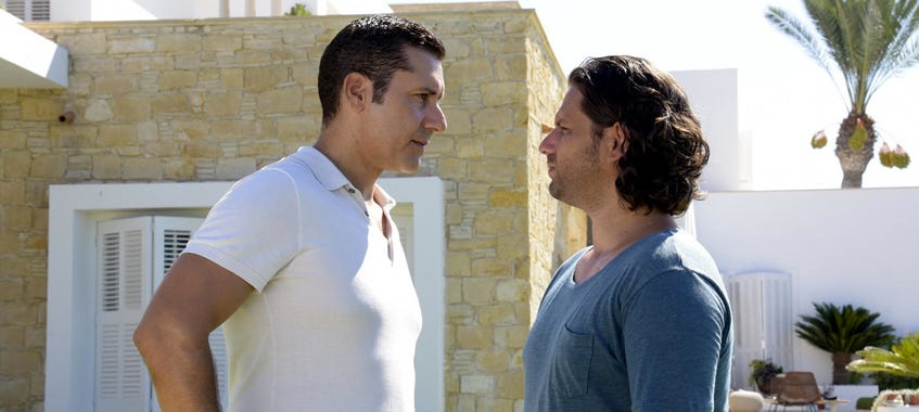 adam bousdoukosk enfrentado a orhan kilic, hermanos en la película 'verano en chipre' ein sommer auf zypern