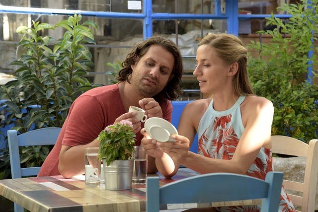 Annika Blendl y Adam Bousdoukosk en la pelicula Un Verano en Chipre (Ein Sommer auf Zypern)