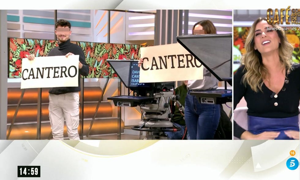 la periodista se ríe ante la ocurrencia de sus compañeros de programa