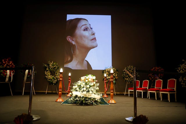 multitudinaria despedida a verónica forqué en el teatro español de madrid