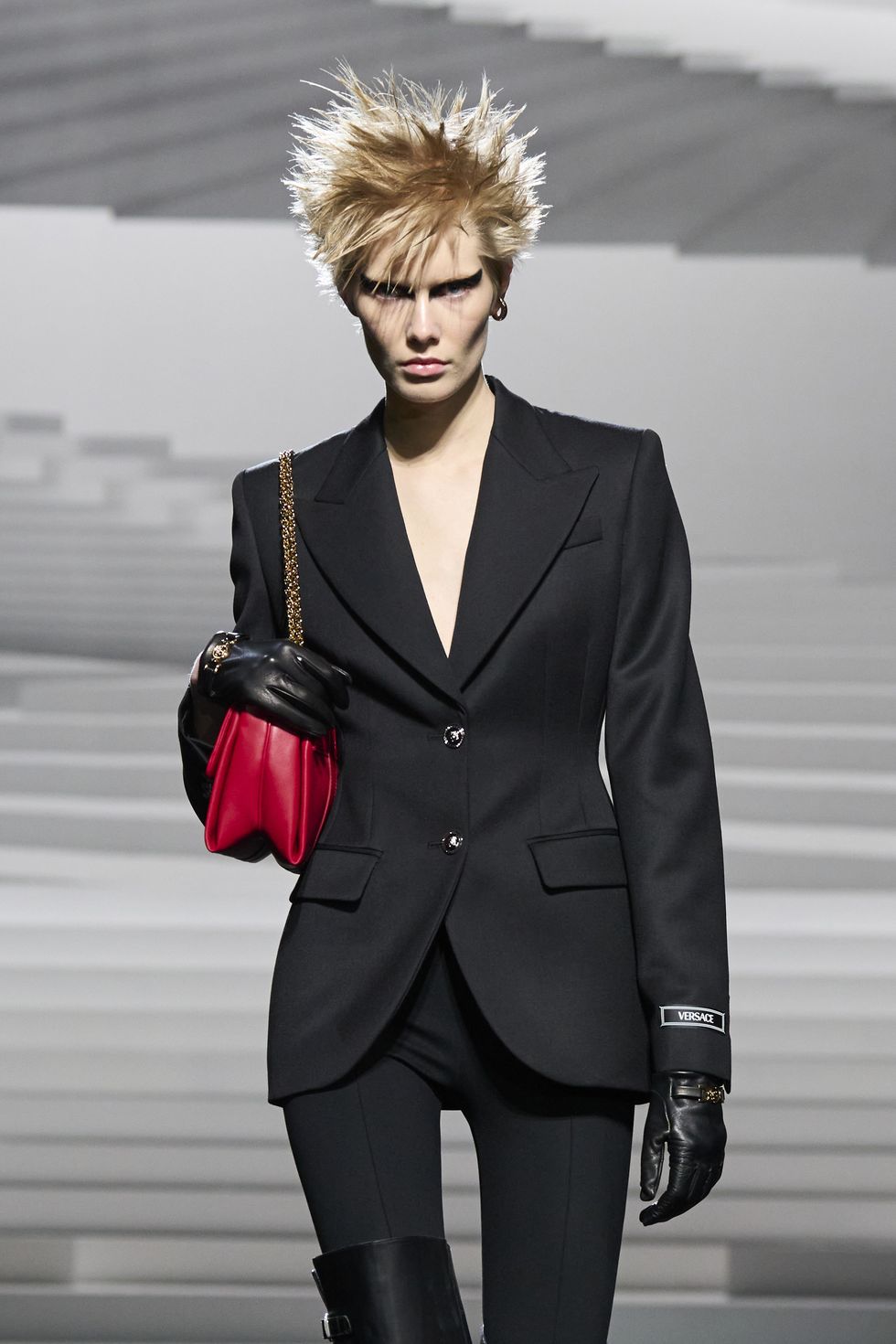 versace打造最優雅的叛逆造型！versace 2024秋冬以高訂工藝致敬搖滾傳奇