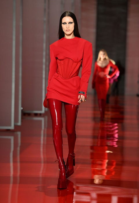 versace fw22 runway bella hadid corset versace fw22 runway bella hadid corset