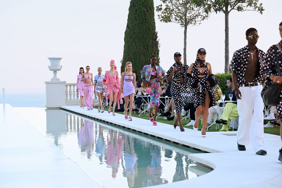 versace聯手dua lipa速遞夏日辣衣！versace 2023「la vacanza」系列打開流行天后的度假衣櫥
