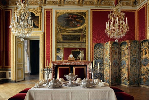 https://www.nationalgeographic.com/content/dam/travel/2017-digital/Versailles/Versailles_p109.jpg Lodewijk XIV en zijn familie dineerden elke avond om tien uur in deze staatsieeetzaal omringd door hovelingen Nadat de traditie geleidelijk aan in verval was geraakt werd ze door Lodewijk XVI en Marie Antoinette in ere hersteld met wekelijkse zondagdiners die werden begeleid door musici
