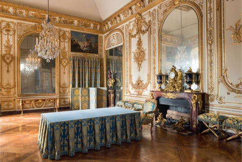 https://www.nationalgeographic.com/content/dam/travel/2017-digital/Versailles/Versailles_p128.jpg De grote beslissingen die tussen 1682 en 1789 in Frankrijk werden genomen werden besproken in hetCabinet du Conseil het raadskabinet in de koninklijke vertrekken Alleen de koning mocht plaatsnemen in de met fluweel beklede stoel de overige leden van het kabinet zaten op vouwkrukken Tijdens de beraadslagingen stond buiten voor de deur een hoveling die moest verhinderden dat nieuwsgierigen de gesprekken afluisterden