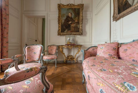 Hoewel Lodewijk XV het Paviljoen van het ParcauxCerfs Hertenpark als liefdesnestje gebruikte woonde zijn favoriete matresse doorgaans in paleisvertrekken die via een private trap toegankelijk waren HetGrand Cabinetvan madame de Pompadour was gestoffeerd in roze damast roze was een van de favoriete kleuren van de markiezin