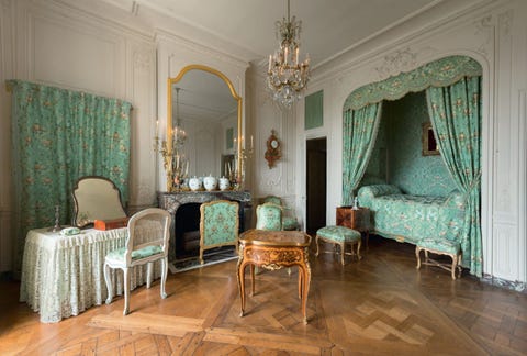 https://www.nationalgeographic.com/content/dam/travel/2017-digital/Versailles/Versailles_p177.jpg De eenvoudige maar weelderig gedecoreerdeslaapkamervan de markiezin de Pompadour is gestoffeerd met groene zijde en ingericht met innovatief meubilair waaronder het mechanische tafeltje in Bourgondische stijl in het midden van het vertrek
