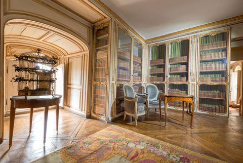 Tot devertrekken van de matressesbehoorde ook deze sierlijke bibliotheek die uitkeek op de Cour royale Toen de laatste matresse van Lodewijk XV madame du Barry hier woonde hield ze als gezelschap een papegaai in een kooi die was gedecoreerd met bloemen van porselein en haar eigen wapen