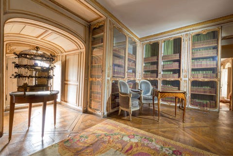 https://www.nationalgeographic.com/content/dam/travel/2017-digital/Versailles/Versailles_p187.jpg Tot devertrekken van de matressesbehoorde ook deze sierlijke bibliotheek die uitkeek op de Cour royale Toen de laatste matresse van Lodewijk XV madame du Barry hier woonde hield ze als gezelschap een papegaai in een kooi die was gedecoreerd met bloemen van porselein en haar eigen wapen