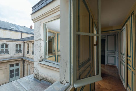 https://www.nationalgeographic.com/content/dam/travel/2017-digital/Versailles/Versailles_p188.jpg Tegenover de vertrekken van de matresses van de koning kijken de kamers uit op het Cour des Cerfs de Hertenhof een binnenplaats met beelden van hertenbokken ter ere van Lodewijk XVs grote passie voor de jacht