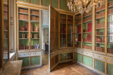 https://www.nationalgeographic.com/content/dam/travel/2017-digital/Versailles/Versailles_p193.jpg De in groene tinten en geel goud gedecoreerdeBibliothque de la Reineherbergt boekwerken uit de privcollectie van Marie Antoinette De deuren zijn beschilderd met een decor van nagebootste boeken terwijl in de handvaten van de lades het wapen van het Oostenrijke koningshuis is gegraveerd