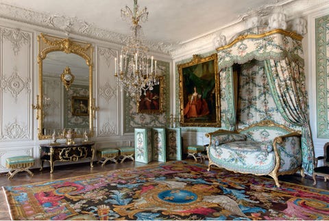 Madame Victoire een van de acht dochters van Lodewijk XV woonde tot aan de Revolutie in het paleis Deze in lichte tinten ingerichte kamer met gordijnen van taf maakte ooit deel uit van de Appartements des Bains Badkamers van Lodewijk XIV en werd in 1769 deslaapkamervan de prinses