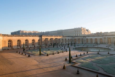 https://www.nationalgeographic.com/content/dam/travel/2017-digital/Versailles/Versailles_p258.jpg s Winters worden de duizenden sinaasappel citroen en granaatappelbomen van Versailles waarvan sommige ruim tweehonderd jaar oud zijn in de beschutting van deOrangerieondergebracht s zomers worden ze in geometrische patronen op de parterre of in de ornamentele tuin geplaatst Edellieden die in de gunst van Lodewijk XIV wilden komen schonken hem sinaasappelboompjes als teken van goede manieren