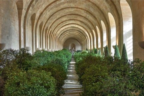 https://www.nationalgeographic.com/content/dam/travel/2017-digital/Versailles/Versailles_p260.jpg In de uitgestrekte 150 meter lange en 13 meter hogeOrangerie staan onder het toeziend oog van een standbeeld van Lodewijk XIV sinaasappelbomen uitFrankrijkItaliSpanje enPortugal Volgens de denker SaintSimon was oranjebloesem het favoriete geurtje van de Zonnekoning