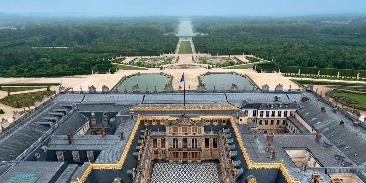 Lodewijk XIV die zich op basis van het Apolloembleem dat hij voor zichzelf gebruikte de Zonnekoning liet noemen liet zijn paleiscomplex op een as van oost naar west bouwen in lijn met de opkomende zon
